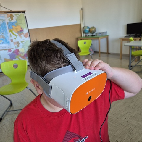 VR03